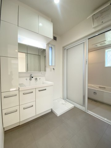 玉里団地1丁目　S-pacio B棟の独立洗面台|収納豊富な洗面化粧台です。洗面台も広く平らな底面なのでつけ置き洗いなど重宝します。