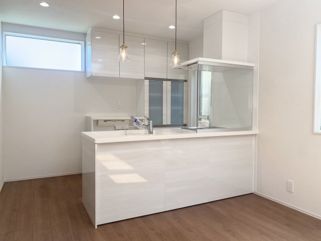 玉里団地1丁目　S-pacio B棟のキッチン|リビングを見渡せるオープンフラットシステムキッチンです。