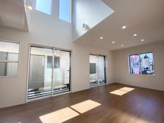 玉里団地1丁目　S-pacio B棟の居間・リビング|1階のリビングは窓が多くとても明るいのが魅力です。吹抜けはより一層明るさを感じさせてくれます。