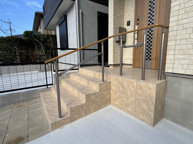 玉里団地1丁目　S-pacio B棟の玄関|手すりがついており、階段の上り下りも助かります♪