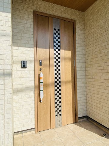 玉里団地1丁目　S-pacio B棟の玄関|扉を閉めたまま風を採り込める採風ドアです。タッチキー機能付なので解錠もラクラク♪