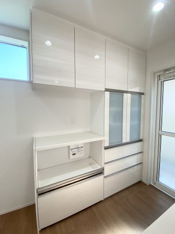 玉里団地1丁目　S-pacio B棟のキッチン|食器や家電製品を収納できるカップボードは標準仕様です。