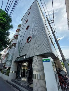 【外観】 | セルベコート鷺宮 | 鉄筋コンクリート造のがっちりとした建物。