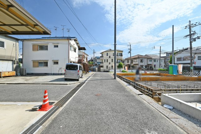 伊丹市野間北1丁目新築戸建ての前面道路含む現地写真|東側道路幅員幅は約4.4ｍです。