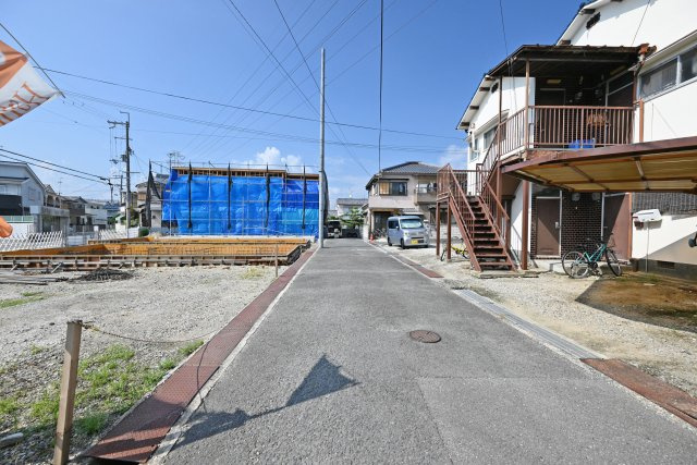 伊丹市野間北1丁目新築戸建ての前面道路含む現地写真|東側道路幅員幅は約4.4ｍです。