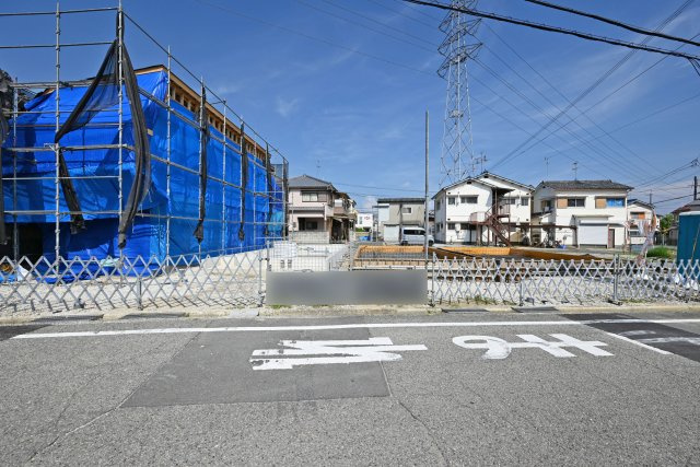 伊丹市野間北1丁目新築戸建ての外観|現地全体外観正面写真です。
現在順調に建築中です。