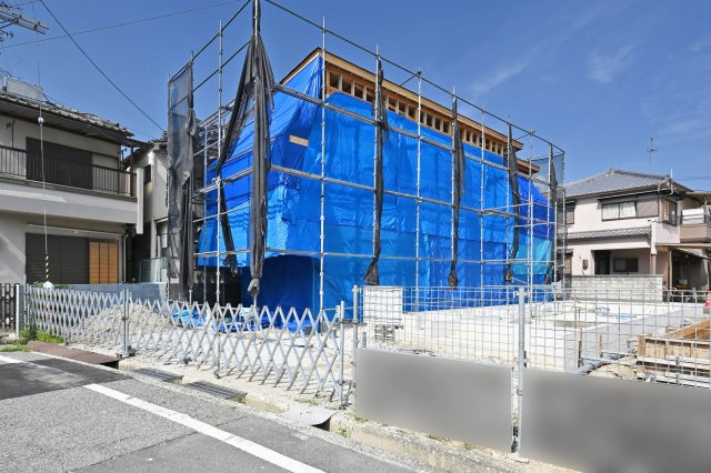 伊丹市野間北1丁目新築戸建ての外観|4号地現地外観写真です。
現在順調に建築中です。