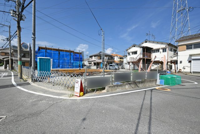 伊丹市野間北1丁目新築戸建ての外観|全戸敷地面積約30坪、耐震等級3級取得で家族に安心の地震に強い家。周辺は閑静な住宅街ながらも、買物施設や教育施設が徒歩10分圏内で生活至便です◎