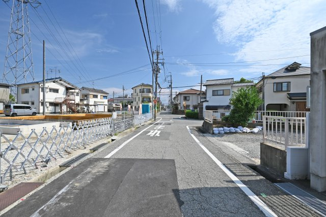 伊丹市野間北1丁目新築戸建ての前面道路含む現地写真|西側道路幅員幅は約6ｍです。