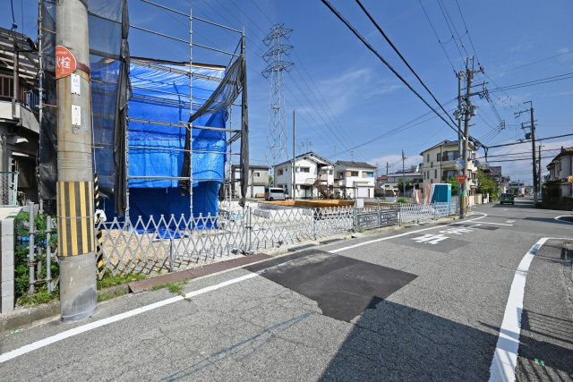 伊丹市野間北1丁目新築戸建ての外観|A号棟角側から撮影した現地全体写真です。現在順調に建築中です。