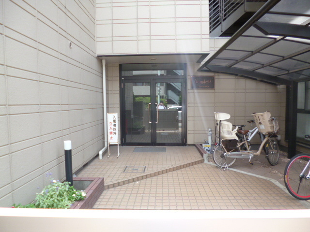 グランドールのエントランス|★ドア付きエントランスです♪