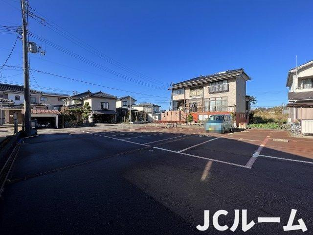 リバービュー Bの駐車場