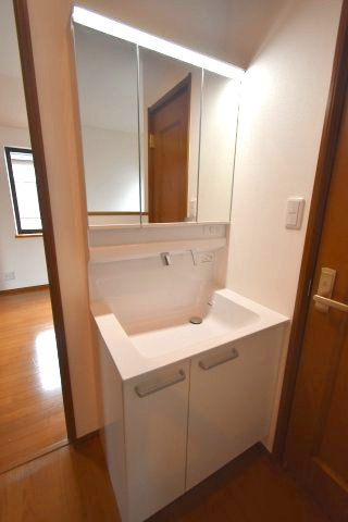 西荻南1丁目・中古戸建の独立洗面台|2階にも設置しております。