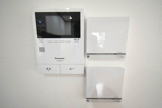 西荻南1丁目・中古戸建の防犯設備|カラーモニター付きインターホンと床暖房スイッチ2つ
