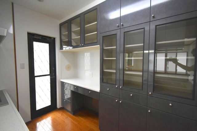 西荻南1丁目・中古戸建のその他|備え付けの食器棚です。