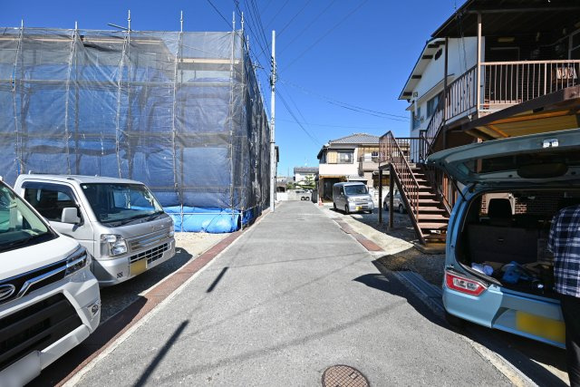 伊丹市野間北1丁目新築戸建ての前面道路含む現地写真|東側道路幅員幅は約4.4ｍです。