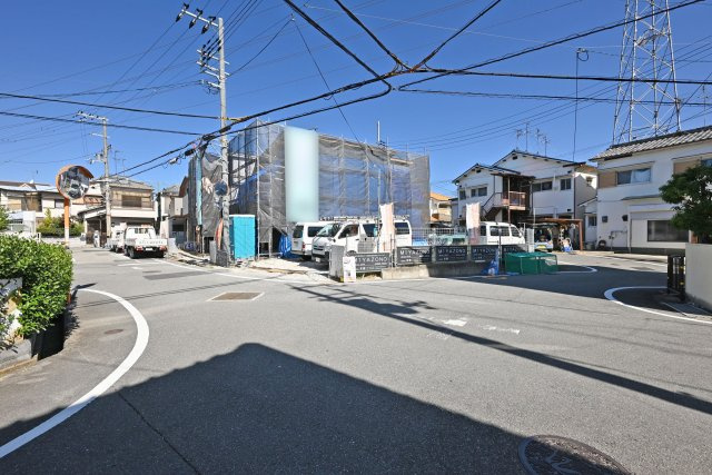 伊丹市野間北1丁目新築戸建ての前面道路含む現地写真|角地を含む、全5区画の新築戸建が新規分譲開始致しました。車通りも少なく、道路幅にもゆとりがあり、駐車の際も安心です。