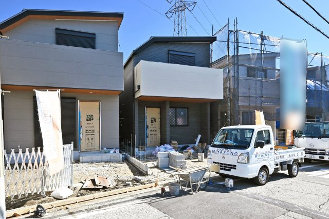 伊丹市野間北1丁目新築戸建ての外観|A号棟角側から撮影した現地全体写真です。現在順調に建築中です。