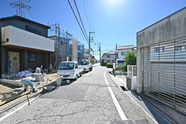 伊丹市野間北1丁目新築戸建ての前面道路含む現地写真|西側道路幅員幅は約6ｍです。