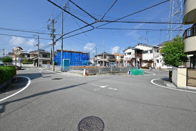 伊丹市野間北1丁目新築戸建ての前面道路含む現地写真|角地を含む、全5区画の新築戸建が新規分譲開始致しました。車通りも少なく、道路幅にもゆとりがあり、駐車の際も安心です。
