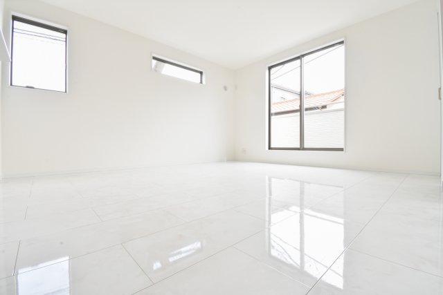 入間郡三芳町大字藤久保の新築一戸建のその他|白いタイル調のフローリングは清潔感とホテルライクな高級感もプラスされます。