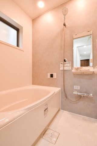 入間郡三芳町大字藤久保の新築一戸建の浴室|ゆったりと一日の疲れを癒せるバスルームです。