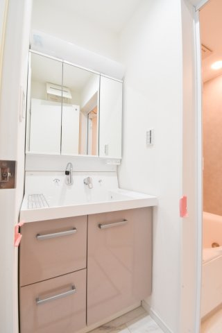 入間郡三芳町大字藤久保の新築一戸建の洗面所|三面鏡つきの洗面台。ミラーキャビネットになっているので歯ブラシや洗顔、ヘア用品などたっぷり収納できてスッキリとお使いいただけます。