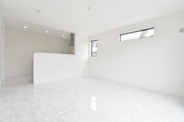 入間郡三芳町大字藤久保の新築一戸建の居間・リビング|ホワイトを基調としたクロスとフローリングは空間を広く、明るく見せる効果があります。