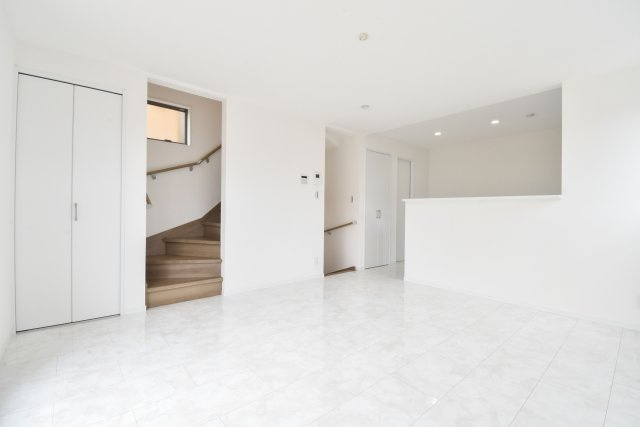 入間郡三芳町大字藤久保の新築一戸建の居間・リビング|家族が顔を合わせやすいリビングイン階段を採用。自然と会話が生まれ、心地よいコミュニケーションが広がります。