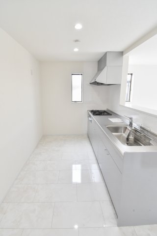 入間郡三芳町大字藤久保の新築一戸建のキッチン|上部オープンの対面キッチンは、キッチン内に採光が入り明るい空間になります。