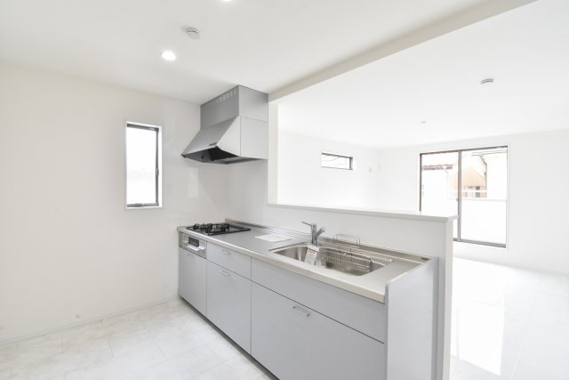 入間郡三芳町大字藤久保の新築一戸建のキッチン|人気の対面キッチンは、リビングで遊んでいるお子様や、ダイニングで勉強しているお子様をを見守りながらお料理ができます。