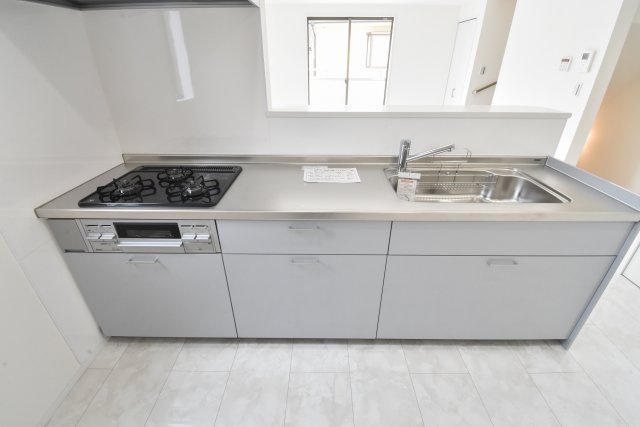 入間郡三芳町大字藤久保の新築一戸建のキッチン|グレーのキッチンは落ち着いた空間を演出します。