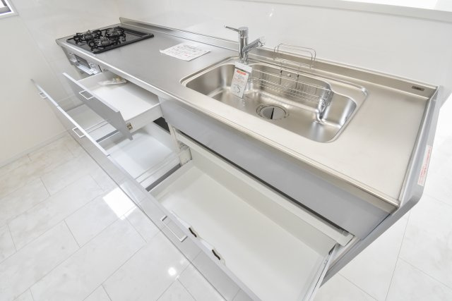 入間郡三芳町大字藤久保の新築一戸建のキッチン|スマートに収納できるスライドタイプのキッチンキャビネットです。