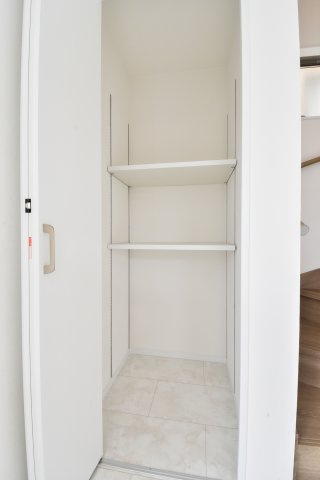 入間郡三芳町大字藤久保の新築一戸建の収納|リビング収納付きで物が集まりやすいリビングも片付けやすく快適に過ごすことが出来ます。