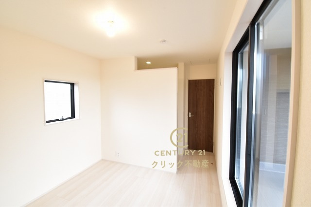 リーブルガーデン  那珂市菅谷　第35　限定1棟！の洋室|フローリングなので重い家具も置けます。カーテンと家具を揃えるなどして、お好みのインテリアを楽しむことができます。収納スペースは全室に配備しております。