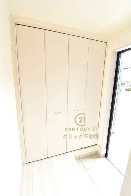 リーブルガーデン  那珂市菅谷　第35　限定1棟！の玄関|たっぷり入る玄関収納です！扉の中は可動棚ですので、用途に合わせて高さを自由に変えることができます。