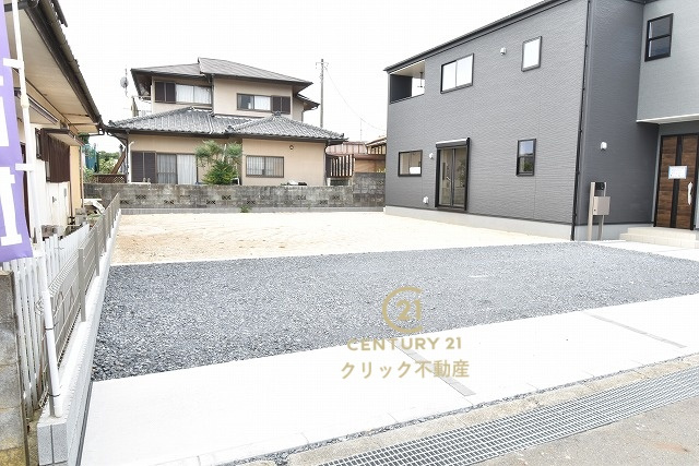 リーブルガーデン  那珂市菅谷　第35　限定1棟！の駐車場|並列駐車可能なカースペースを確保。毎日のお車の出し入れがストレスなく行えます！
内覧可能です。ご予約はHPから、またお電話でも、お気軽にどうぞ。