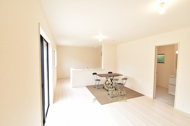 リーブルガーデン  那珂市菅谷　第35　限定1棟！の居間・リビング|カーテンやラグの色、質感、選ぶ家具などでお部屋の雰囲気が変わります。お好みのインテリアを楽しみましょう♪白を基調とした内装ですので、あらゆるスタイルが馴染みます。