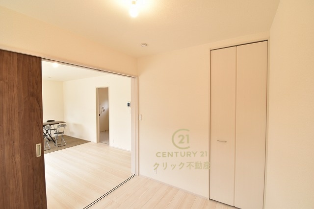 リーブルガーデン  那珂市菅谷　第35　限定1棟！の洋室|1階洋室です。リビングとの間の引き戸を閉めて在宅ワークに、開放してキッズスペースに、など自由に空間を分けて使えます。収納も配備されております。