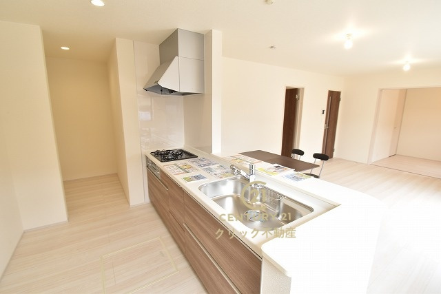 リーブルガーデン  那珂市菅谷　第35　限定1棟！のキッチン|対面式システムキッチンです。十分な広さのキッチンなら家族での分担作業もはかどりそう！生活感の出やすい消耗品や食材のストックは奥のパントリーへどうぞ♪