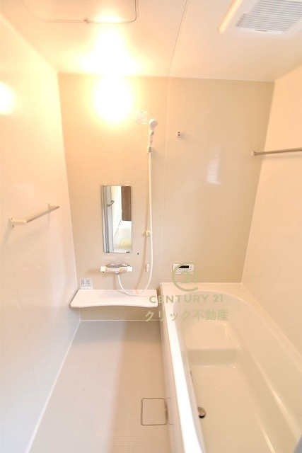 リーブルガーデン  那珂市菅谷　第35　限定1棟！の浴室|浴槽への出入りが安全な低床タイプのユニットバスです。洗い場は滑りにくい速乾床ですので、お子様やご高齢の方にも安心です。自動お湯張りに追焚機能付きのオートバスです。