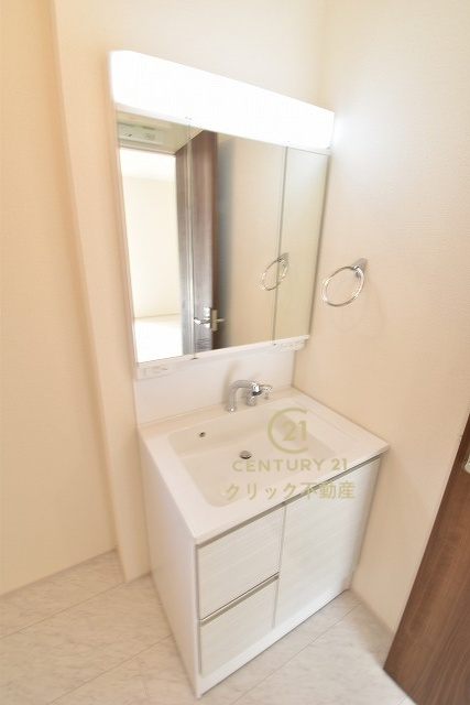 リーブルガーデン  那珂市菅谷　第35　限定1棟！の独立洗面台|見た目の美しさだけではなく、機能性も追求した使い勝手の良い独立洗面化粧台。
身だしなみチェックや歯磨きなど、朝の慌ただしい時間でも余裕を感じていただけます。