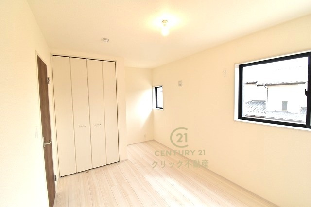 リーブルガーデン  那珂市菅谷　第35　限定1棟！の洋室|折戸を開くと壁面クローゼット。衣類が横一列に並ぶためひと目で洋服が選びやすい！衣類をたくさんお持ちの方もスッキリ片付きます♪