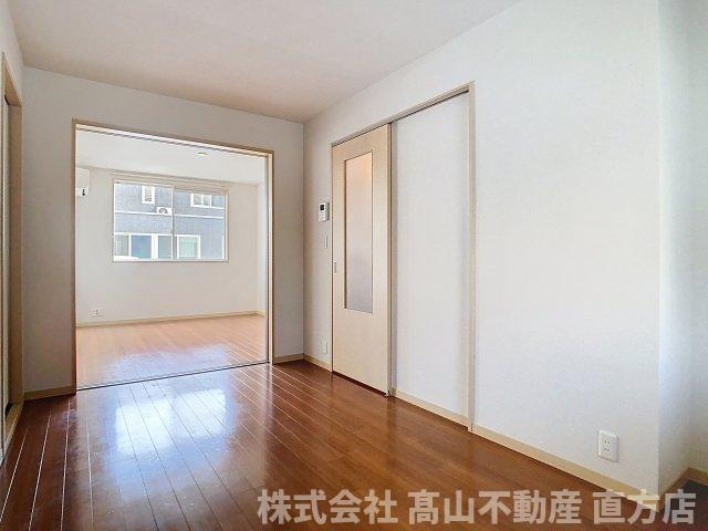 バリュージュB棟の居間・リビング