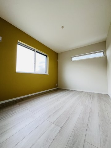 家族に優しいSurfers Houseの洋室|朝の光が似合う、明るいベッドルーム。