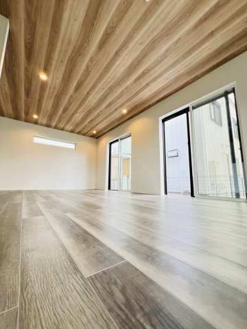 家族に優しいSurfers Houseの洋室|床も天井も木のあたたかみ。海の近くで、ぬくもりを感じる毎日を。