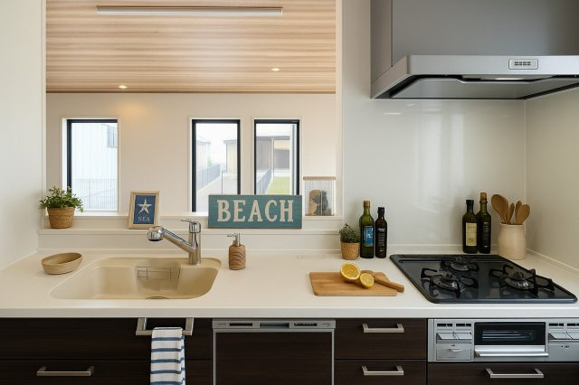 家族に優しいSurfers Houseのキッチン|対面式で、料理しながら見守り育児。
※掲載の小物はCG合成したもので、実際とは異なります