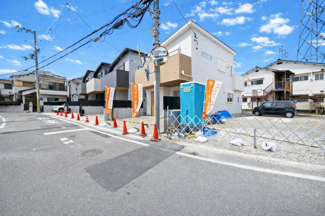 伊丹市野間北1丁目新築一戸建て│2SLDK+駐車2台可(車種制限有)の前面道路含む現地写真|角地を含む、全5区画の新築戸建が新規分譲開始致しました。断熱性能等級5級×耐震等級3級取得！現地見学会開催中です。皆様からのご連絡心よりお待ちしております。
