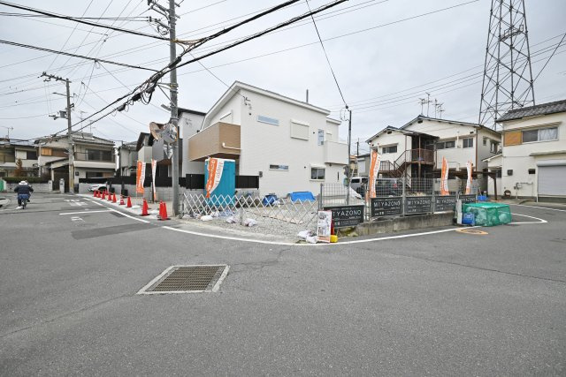伊丹市野間北1丁目新築一戸建て│2SLDK+駐車2台可(車種制限有)の前面道路含む現地写真|東側道路幅員幅は約4.4ｍです。