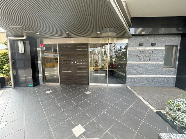 エスリード大阪シティノースのエントランス